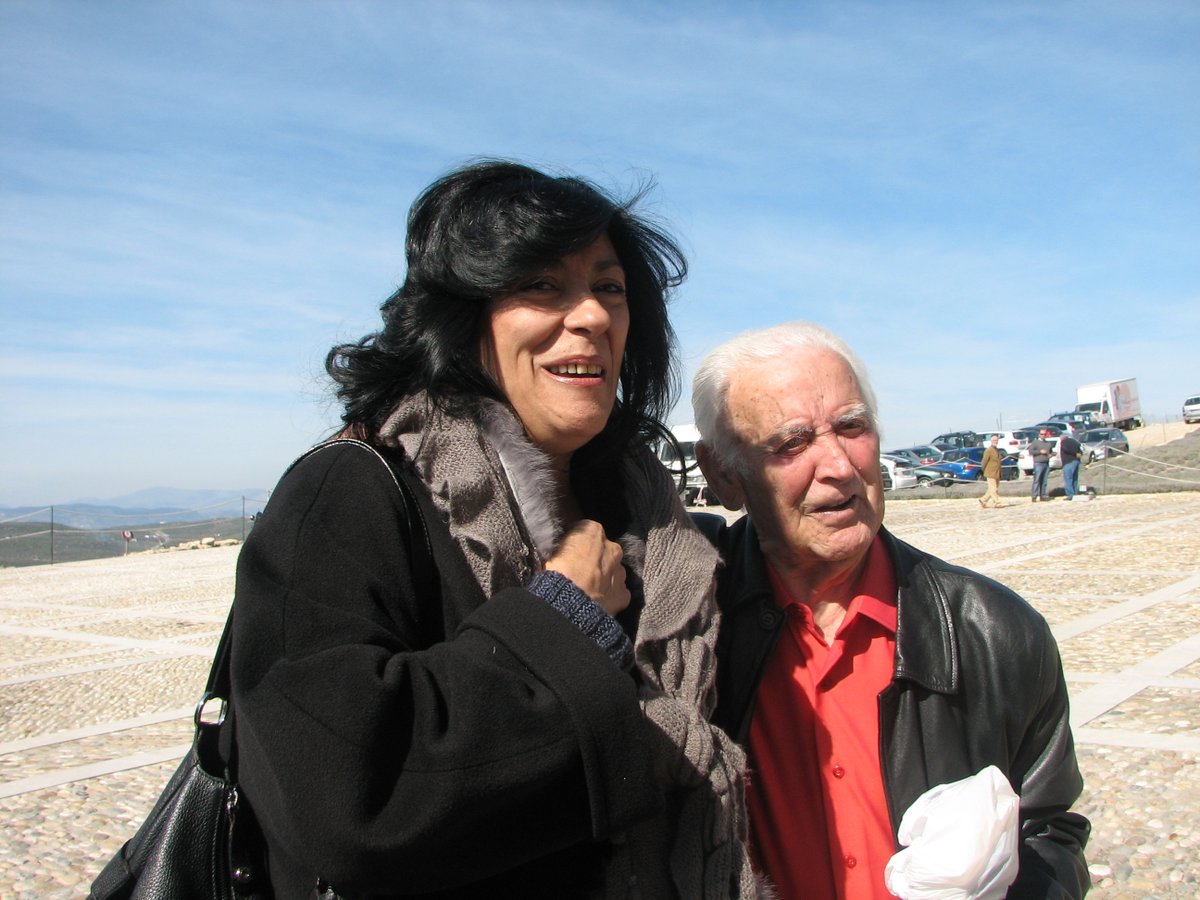santicamposg's tweet photo. Descanse en paz Almudena Grandes. Aquí en la fortaleza de la Mota con Manolo el Sereno https://t.co/6QBgqeCivl