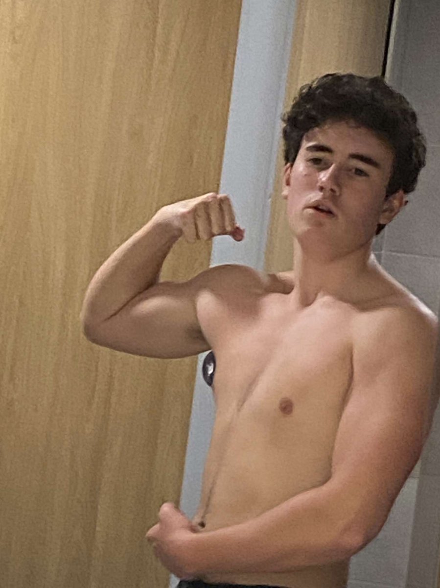 Froggofn's tweet image. 4/5 month transformation July to end of November 78kg-70kg