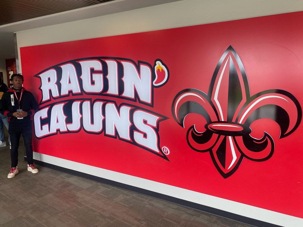 RCWarriorsFB's tweet photo. Glad to see @JordanWill_13 made it safely to @RaginCajunsFB 🍢
#RiseUp #Ru22ell https://t.co/TBvHhP3XVR
