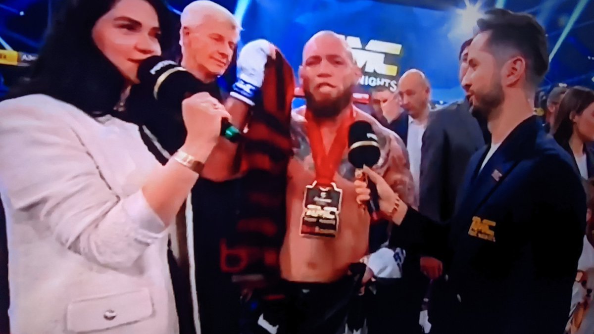 BrMassami's tweet photo. Santos wants to watch the Libertadores final. It's about start in 20 minutes. He is a @flamengo fan. He accept a rematch against Alexander. #AMCFightNights https://t.co/SNtSukjNy0