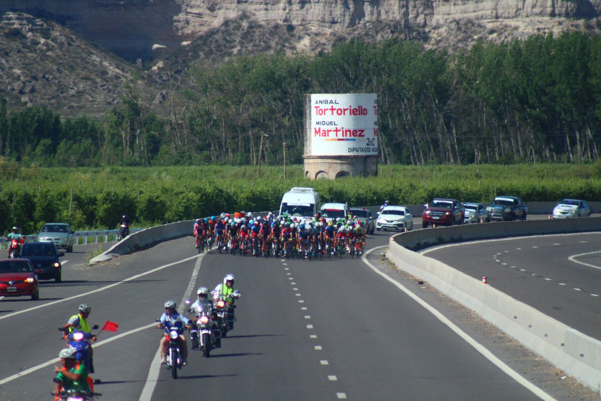 Ya empezamos a transitar los últimos kilómetros de esta etapa que finaliza en Villa Regina.

#Vueta78 #VuetaxLider