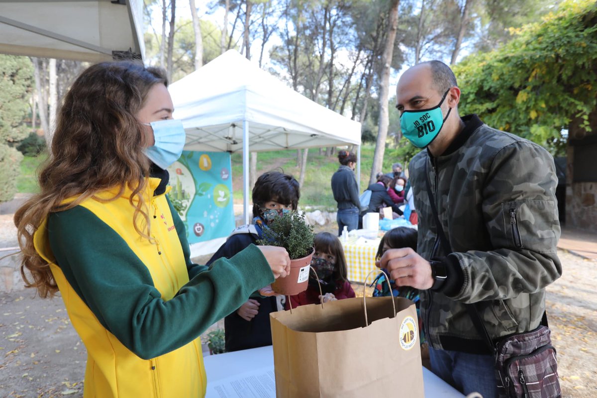 ViladecansTweet's tweet photo. La Festa del Compostatge a #Viladecans ha estat un èxit! 👏🏻
♻️S'han aconseguit més de 300 kg d'adob.
T'ho expliquem aquí!⬇️
https://t.co/RpaTVL6eIQ https://t.co/KHoGPOqNQj