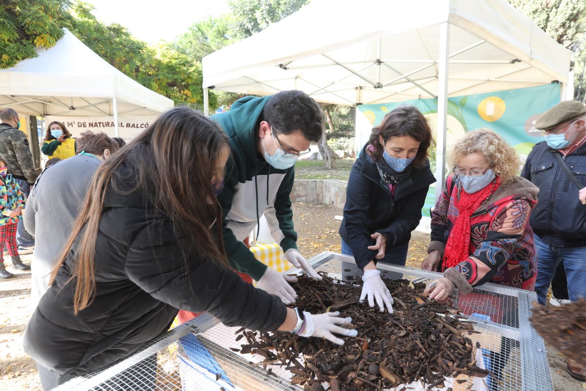ViladecansTweet's tweet photo. La Festa del Compostatge a #Viladecans ha estat un èxit! 👏🏻
♻️S'han aconseguit més de 300 kg d'adob.
T'ho expliquem aquí!⬇️
https://t.co/RpaTVL6eIQ https://t.co/KHoGPOqNQj