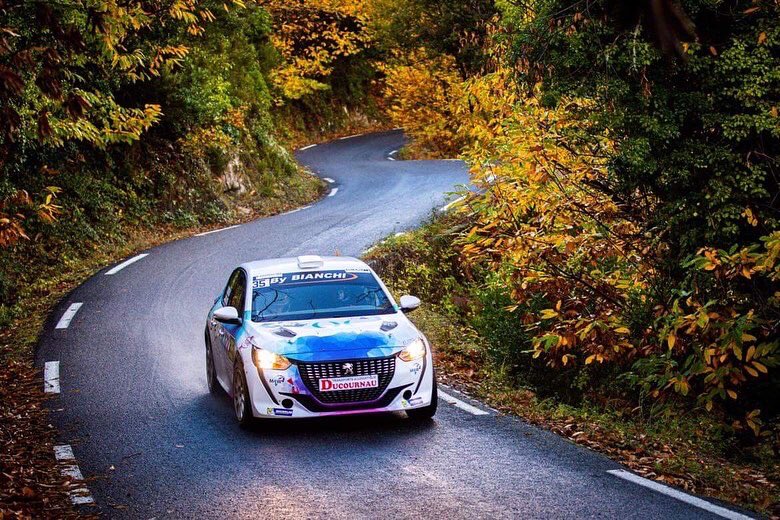 SarahRumeau's tweet photo. Grosse deuxième journée du #VarRallye terminée ! Des conditions très délicates aujourd’hui avec de la pluie ce matin et des routes qui se dégradent beaucoup. 🌧
Nous avons réalisé un très bon temps dans la spéciale sur le circuit du Luc, on s’est lâché et ça faisait du bien ! ⏱ https://t.co/7tj0Os91kC