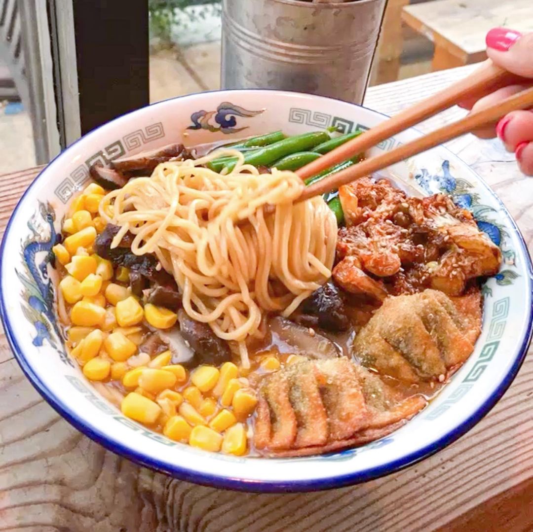 FuriousSpoon's tweet photo. Eating a vegetarian bowl after Thanksgiving. Life is about BALANCE 🤌  

Kudos for the delicious shot by @veginthechi. Get a Veggie Gains bowl by ordering through https://t.co/KYPWCW7wQa https://t.co/0PAYDHW6Xg