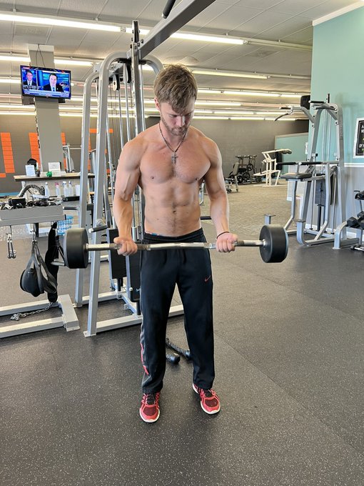 Getting in my Sexy Saturday pump before cam. See everyone about an hour! https://t.co/xxQ5EQshlh