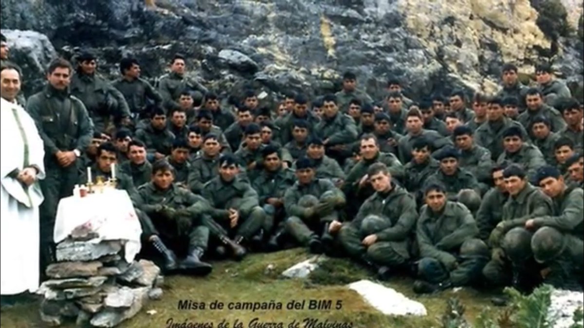 danielr63077196's tweet photo. Recordando a los caídos en Sapper Hill “Amarillo 3” 3 ra sección RIM 5. https://t.co/GDlgScLIhb