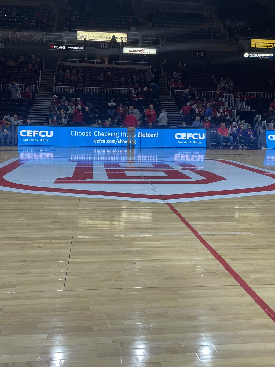 PeoChiefsGM's tweet photo. Seating courtside for the @bradleyumbb vs Maine game #LetsGoBU https://t.co/ryerspac59