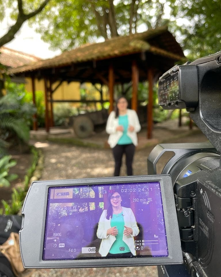 libysolano's tweet photo. Frente a la cámara se debe conectar con el público pero también se debe tener concentración y capacidad de improvisación. ¡Ah! y lo más importante disfrutar. 🎥🎙️📺 #libysolano #journalist #voiceover #lsm3177 #oratoria #host #uiacr #museonacionalcr https://t.co/nOMpTXDyzQ