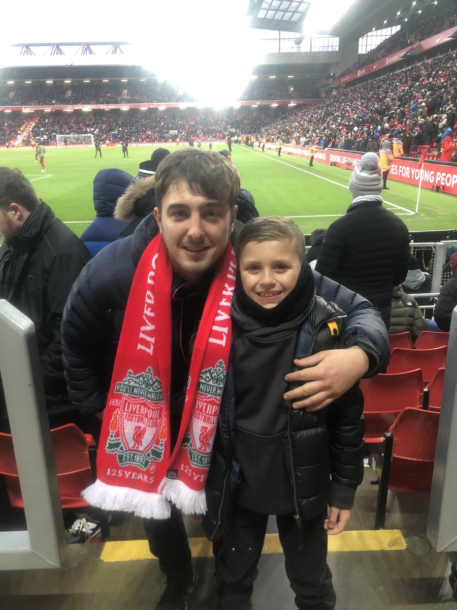 Little man’s first time on the spion kop🔴 needs legging that shooot everytime anyone touches the ball 🤮🤮