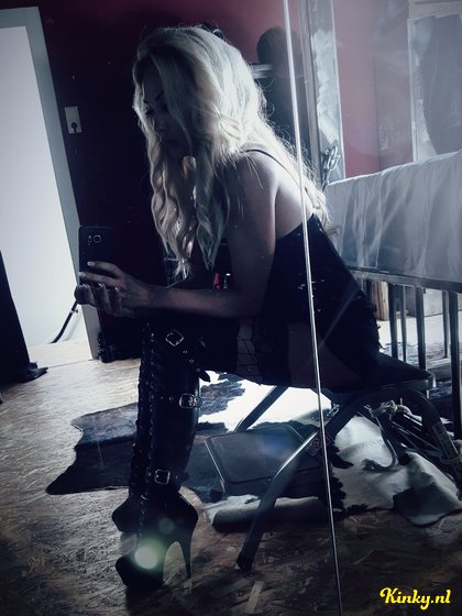 Mistress Lauren is she back?