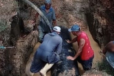 Con la finalidad de brindar el servicio del agua potable en más de 30 comunidades, @Hidrocentro2011 junto a @dhcojedes, realizaron la reparación de avería en la tubería 24' perteneciente a la línea de impulsión de la Planta 'Elias Nazar Arroyo' del municipio Ezequiel Zamora.