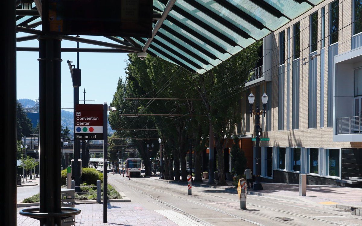 BluCollarGent's tweet photo. "Max Stop" from the #trimetseries of #EyesOnPDX

#maxstop #oregonconventioncenter #pdxtrimet #portlandtrimet #pdx #portlandOR #rosecity #RipCity #stumptown #bluecollarvalues #gentlemanlystandards #thebluecollargentleman https://t.co/zMXobLfhj0