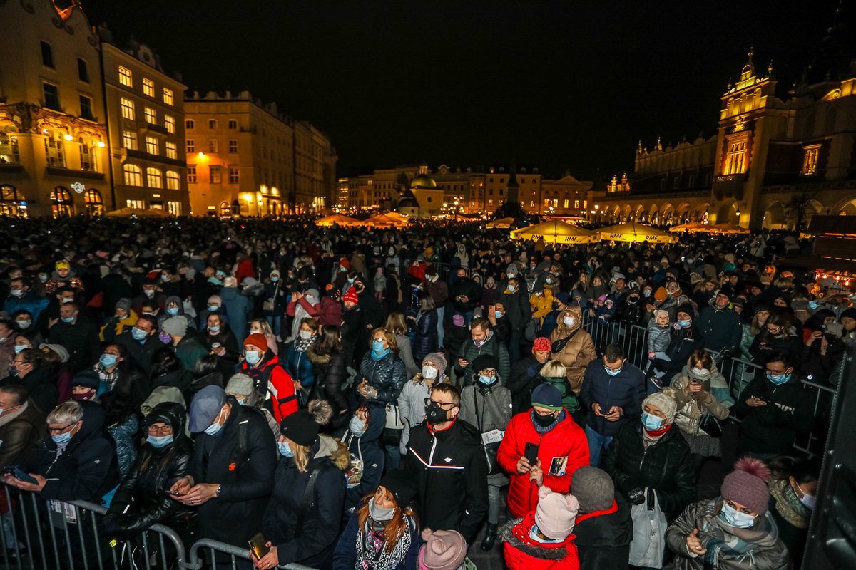 krakow_pl's tweet photo. #Krakow #choinka Oficjalnie, już świeci! 🎄
Na krakowskim Rynku Głównym czuć świąteczny klimat na całego!
🎤Był też akcent muzyczny, czyli #Antek #Smykiewicz i #Robert #Sadowski
fot. @BSKrakow @krakow_pl https://t.co/nKNE2um6AJ