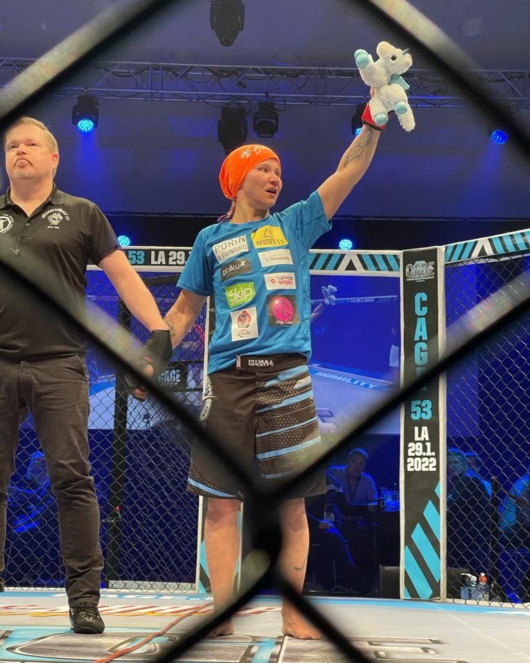 CAGEMMAFinland's tweet photo. After full 15 minutes of fighting Suvi "Rockchick" Salmimies wins the main event of the evening via unanimous decision! / Suvi Salmimies voittaa illan pääottelussa portugalilaisen Mafalda Carmona tuomarien yksimielisellä päätöksellä! #CAGE52 https://t.co/AfPv3YavGL