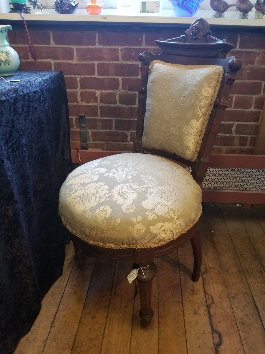 AmandaBerman18's tweet photo. Saw this heinous chair while antiquing...enough said haha https://t.co/d4LcYmUEAS
