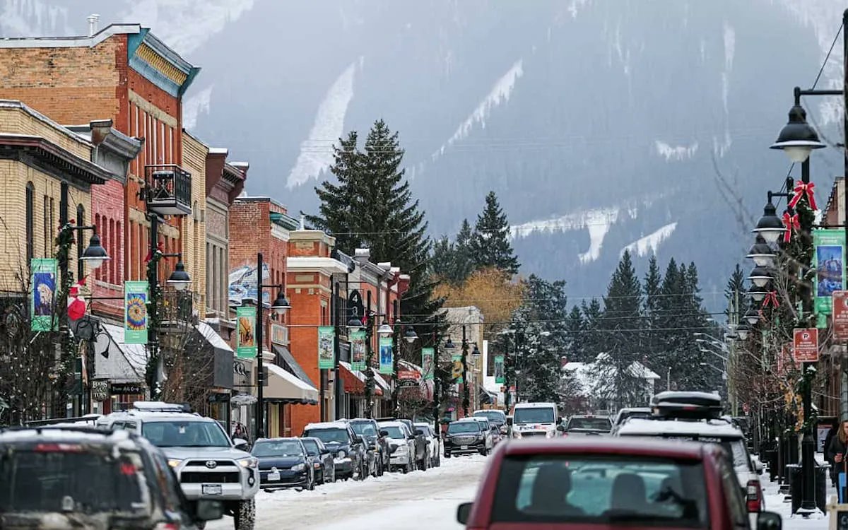 604Now's tweet photo. Roadtrip anyone? Here are 5 small BC towns that take Holiday spirit to the next level! Some are close to #Vancouver! 😍☃️  https://t.co/nvSX0LIqja https://t.co/3oQYYqU2AS