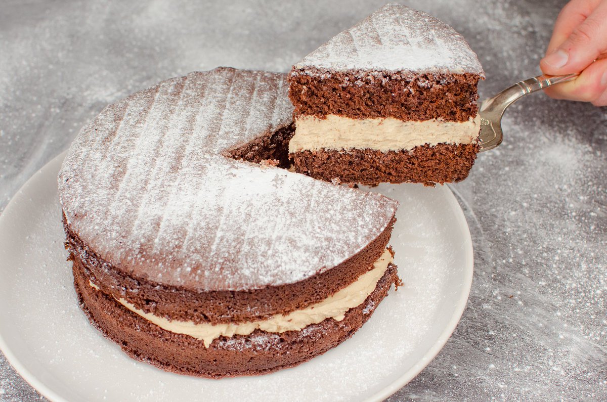 flawlessfooduk's tweet photo. This chocolate Victoria sponge cake is the perfect treat to make when you're craving something sweet. The classic cakes are always the best. #chocolatesandwichcake #chocolatevictoriasponge #chocolatesponge #chocolatecakerecipe https://t.co/5YJizN3v0V https://t.co/ukAMAUeOnm