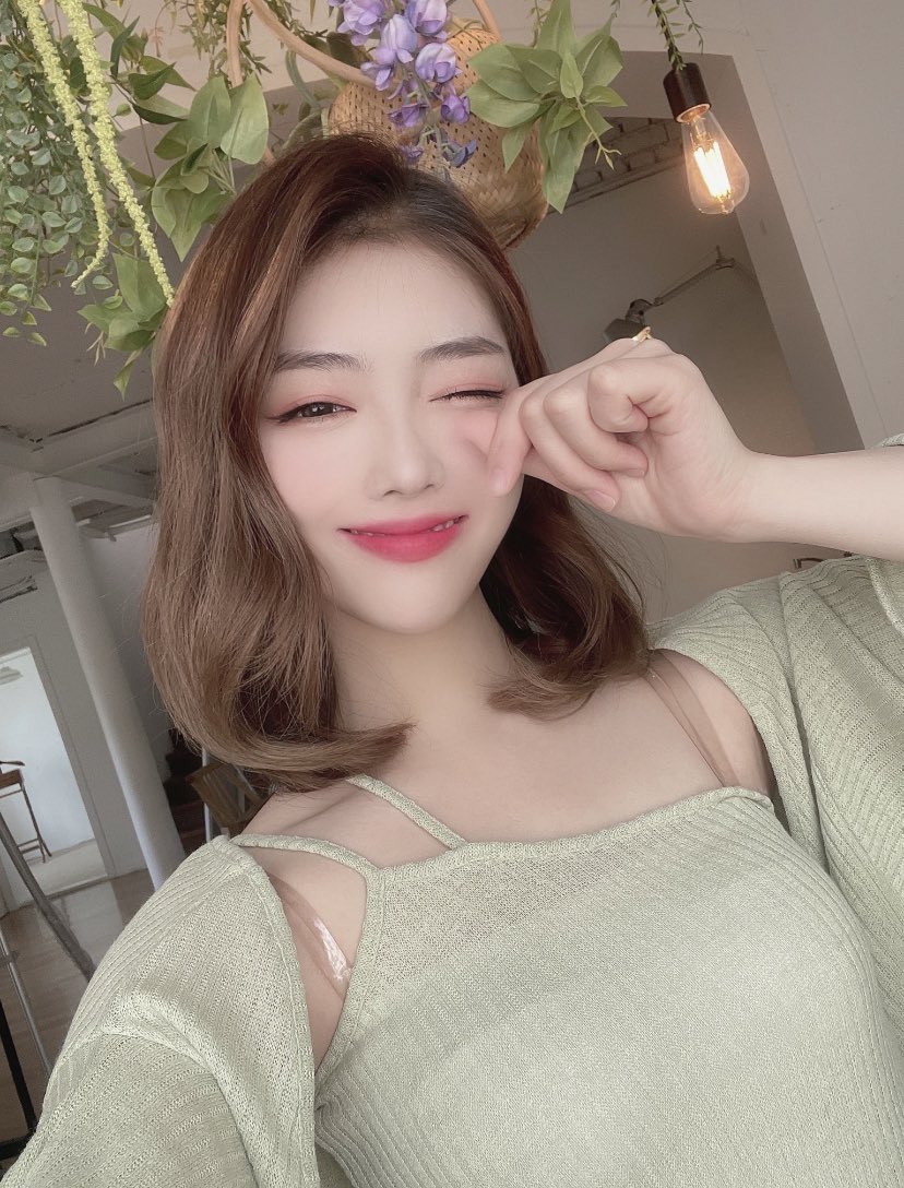 haneulzones's tweet photo. happy birthday to our beautiful haneul 💗🐰 i hope she has an amazing day she deserves it #HappyHaneulDay https://t.co/AKAmNxiTCZ