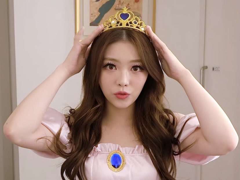 haneulzones's tweet photo. happy birthday to our beautiful haneul 💗🐰 i hope she has an amazing day she deserves it #HappyHaneulDay https://t.co/AKAmNxiTCZ