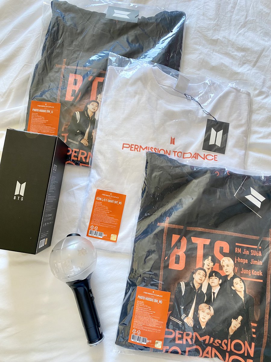mikrosekosmos's tweet photo. We finally got our merch from the express booth outside! We waited a little less than an hour. They only have these three items plus the SE ARMY bomb. 🧡 https://t.co/TApHb5oCwL