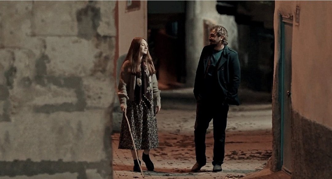 • 'Şiir gibi olan kadınları,şiir gibi bakan adamlar sevmeli. Sevmeli ki ziyan olmasın o mısralar..' ♥️

#GönülDağı