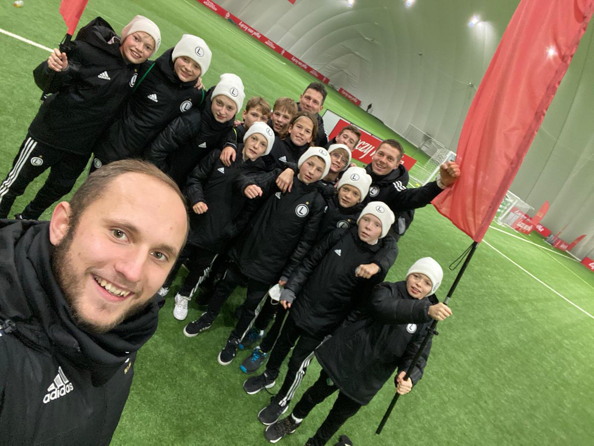 Akademia_Legii's tweet photo. ⚽🏆 Drużyna #U13 rywalizuje w ten weekend w międzynarodowym turnieju #NumberOneCup w Gdańsku. 

W fazie grupowej legioniści pokonali Juventus FC (5:2), Lokomotiv Kijów (1:0), Brondby IF (2:1), Jaguara Gdańsk (3:0), przegrywając jedynie z Banikiem Ostrawa (1:2). https://t.co/ylvDCGmtuc