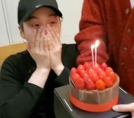 Vsuyonas's tweet photo. It's my birthday https://t.co/yWAB1D3QEz