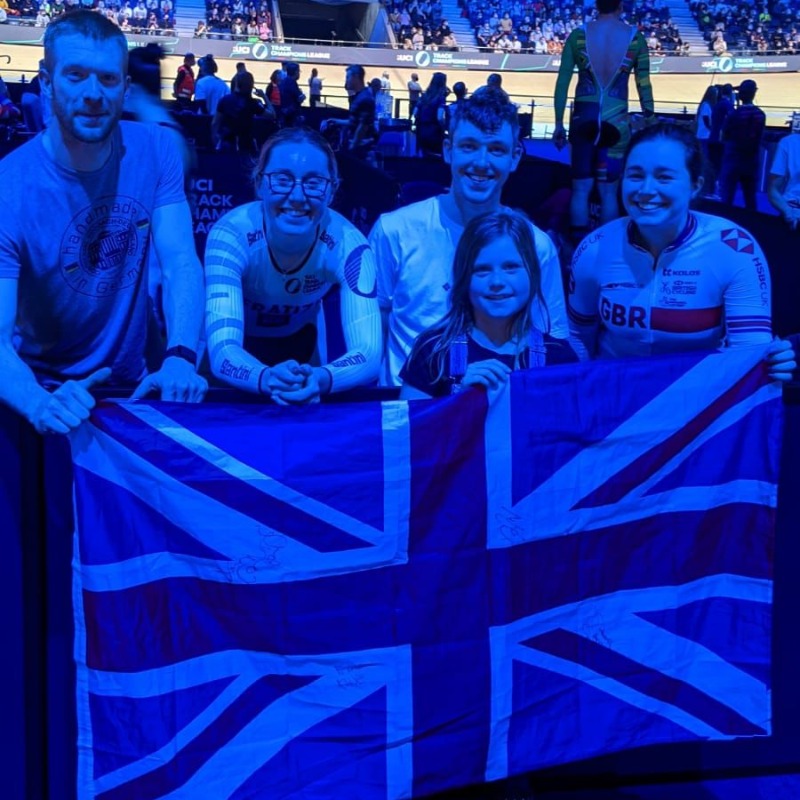 cyclingontnt's tweet photo. Inspiring a 𝗴𝗲𝗻𝗲𝗿𝗮𝘁𝗶𝗼𝗻 🇬🇧

A young British fan gets her flag signed and then picture taken with the squad at the @UCITCL 🤗

Making lasting 𝗺𝗲𝗺𝗼𝗿𝗶𝗲𝘀 at the #UCITCL ❤️