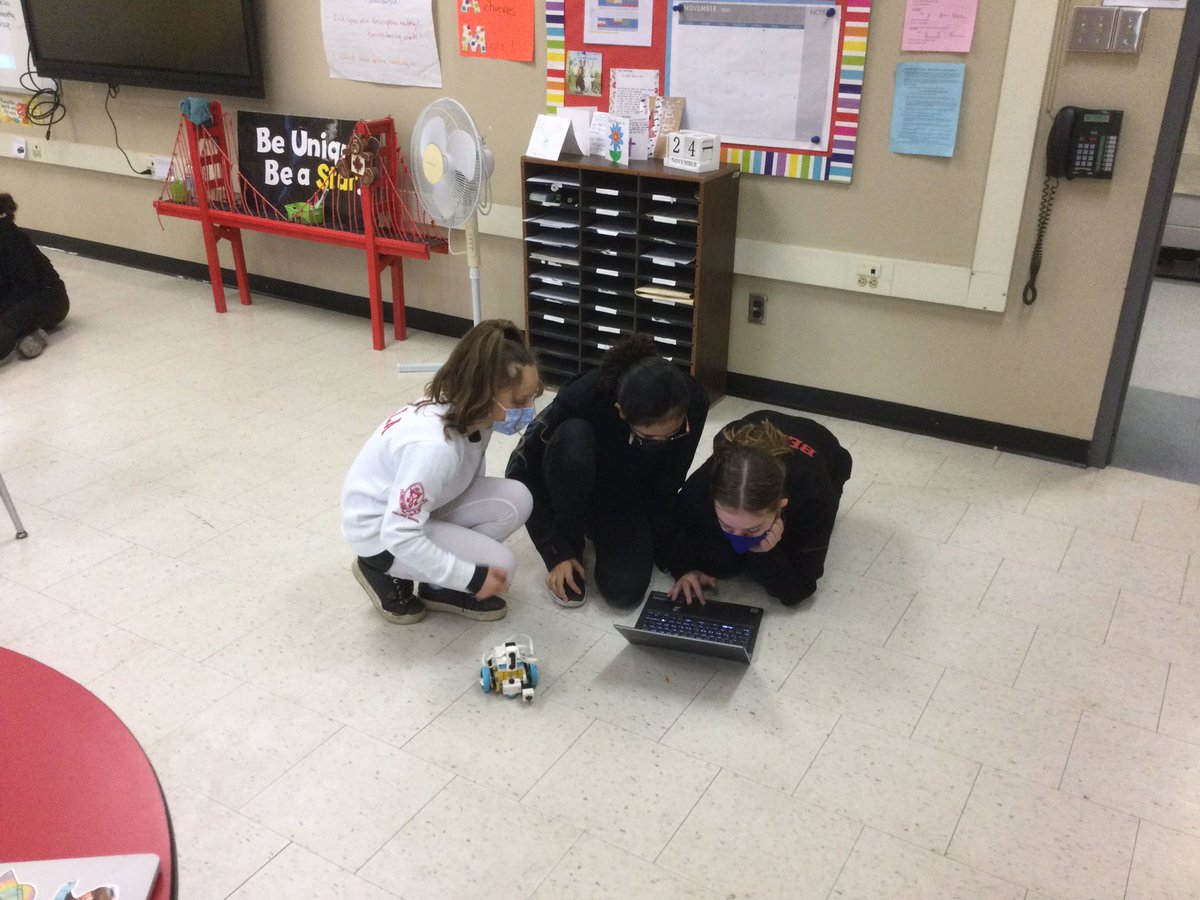 MsMatherHNMCS's tweet photo. How can we move the robot using the Spike app? Getting started in Middle School Robotics @hnmcs @DrKozmaHNMCS Great job! https://t.co/kBIXlDWz67