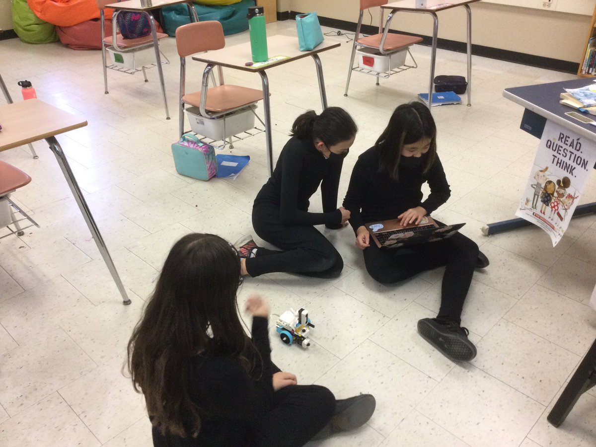 MsMatherHNMCS's tweet photo. How can we move the robot using the Spike app? Getting started in Middle School Robotics @hnmcs @DrKozmaHNMCS Great job! https://t.co/kBIXlDWz67