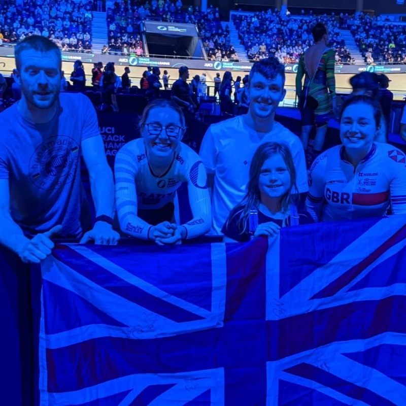 cyclingontnt's tweet photo. Inspiring a 𝗴𝗲𝗻𝗲𝗿𝗮𝘁𝗶𝗼𝗻 🇬🇧

A young British fan gets her flag signed and then picture taken with the squad at the @UCITCL 🤗

Making lasting 𝗺𝗲𝗺𝗼𝗿𝗶𝗲𝘀 at the #UCITCL ❤️