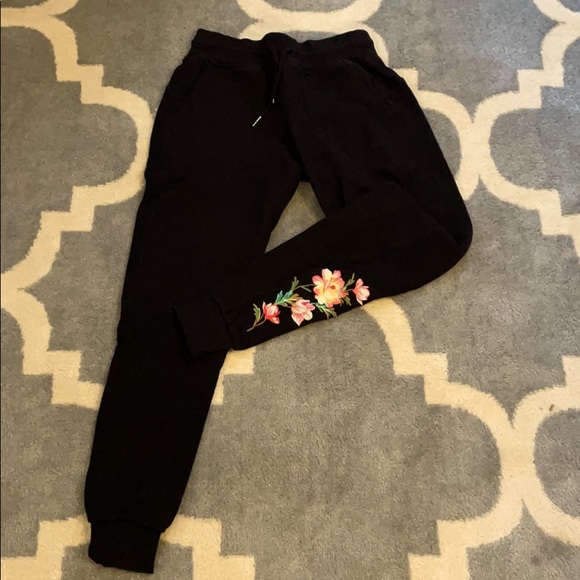 debra_stylewise's tweet photo. So good I had to share! Check out all the items I'm loving on @Poshmarkapp #poshmark #fashion #style #shopmycloset #kensie #betseyjohnson #outbackred: https://t.co/E0RwbzGnIk https://t.co/VoPH4zjBQU