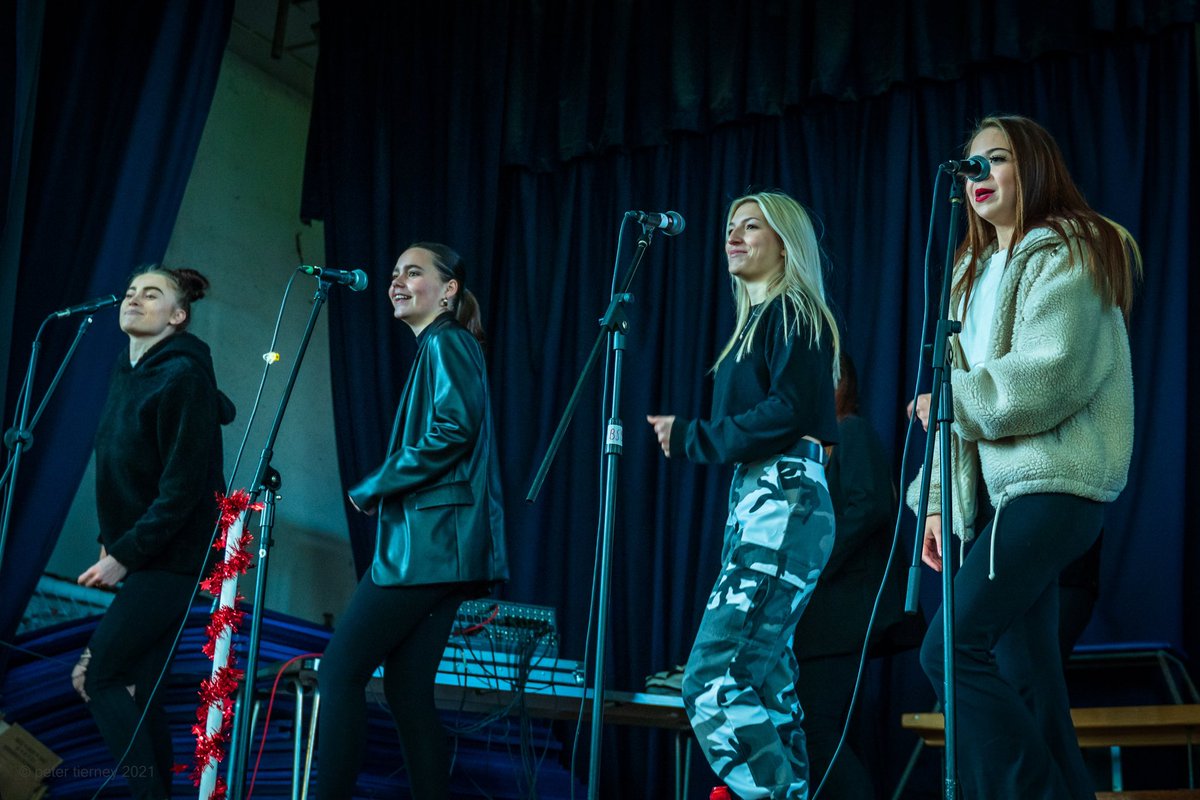 BrightonSing's tweet photo. Good fun singing at the Woodingdean Primary School Christmas Market today 🎄 

@WoodingdeanPS 

#woodingdeanprimaryschool #brightonschoolofsinging #woodingdean #bss #festivesongs https://t.co/OH8LoF2yIP