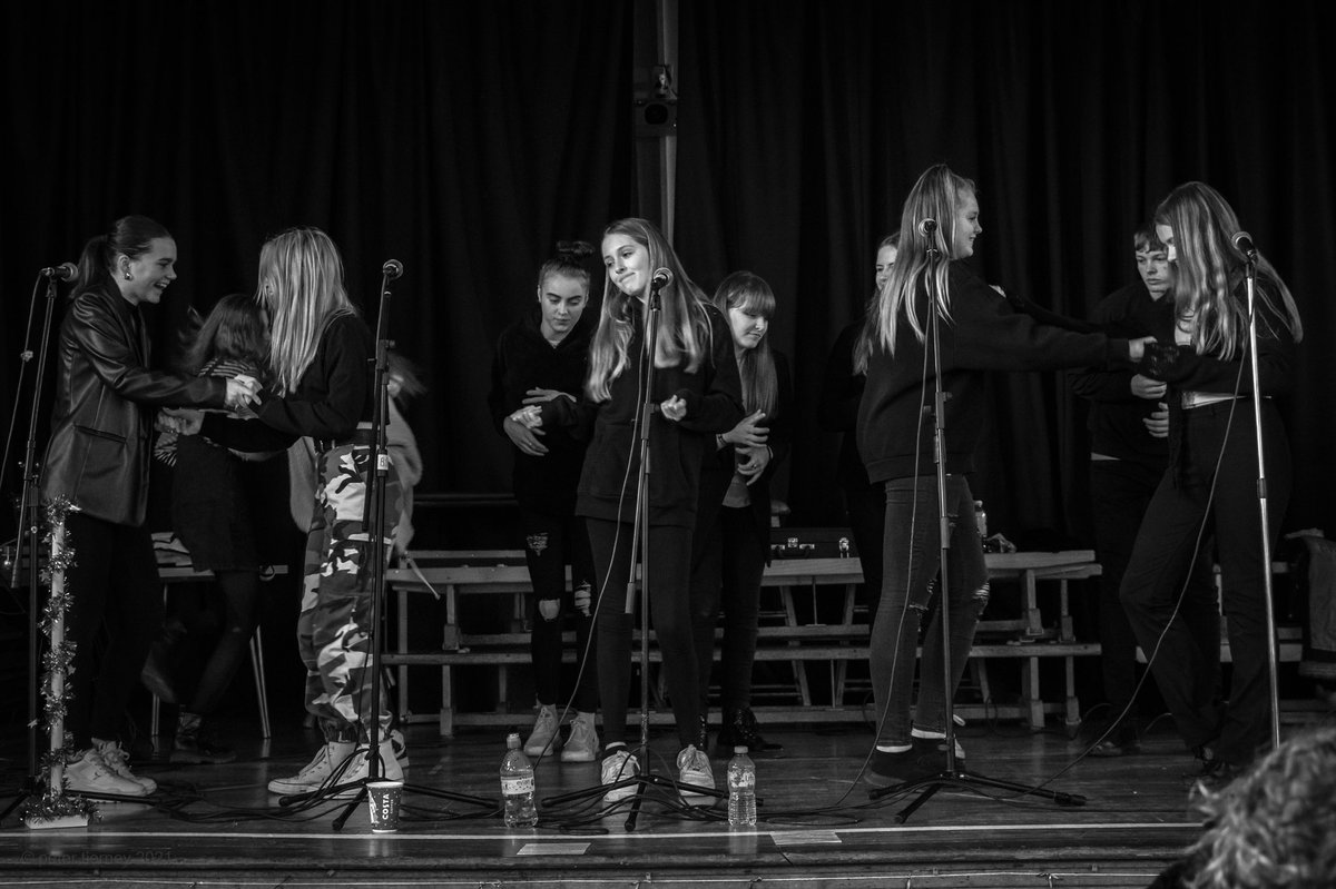 BrightonSing's tweet photo. Good fun singing at the Woodingdean Primary School Christmas Market today 🎄 

@WoodingdeanPS 

#woodingdeanprimaryschool #brightonschoolofsinging #woodingdean #bss #festivesongs https://t.co/OH8LoF2yIP