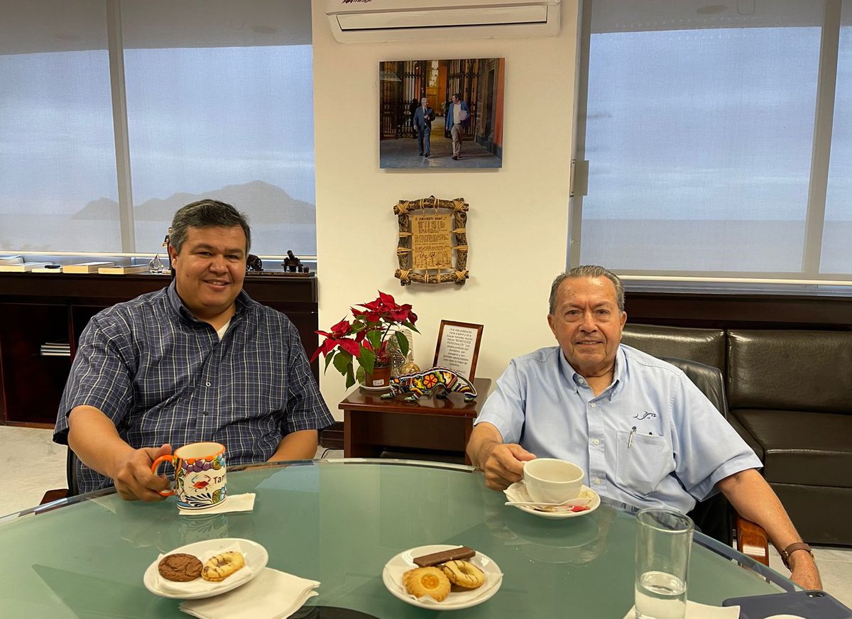 OctavioAlmada1's tweet photo. Una amena plática e intercambio de opiniones e ideas en pro del sector, sostuve hoy con mi estimado Don Leovi Carranza.
Gracias por su visita. https://t.co/XyasvF4kaK