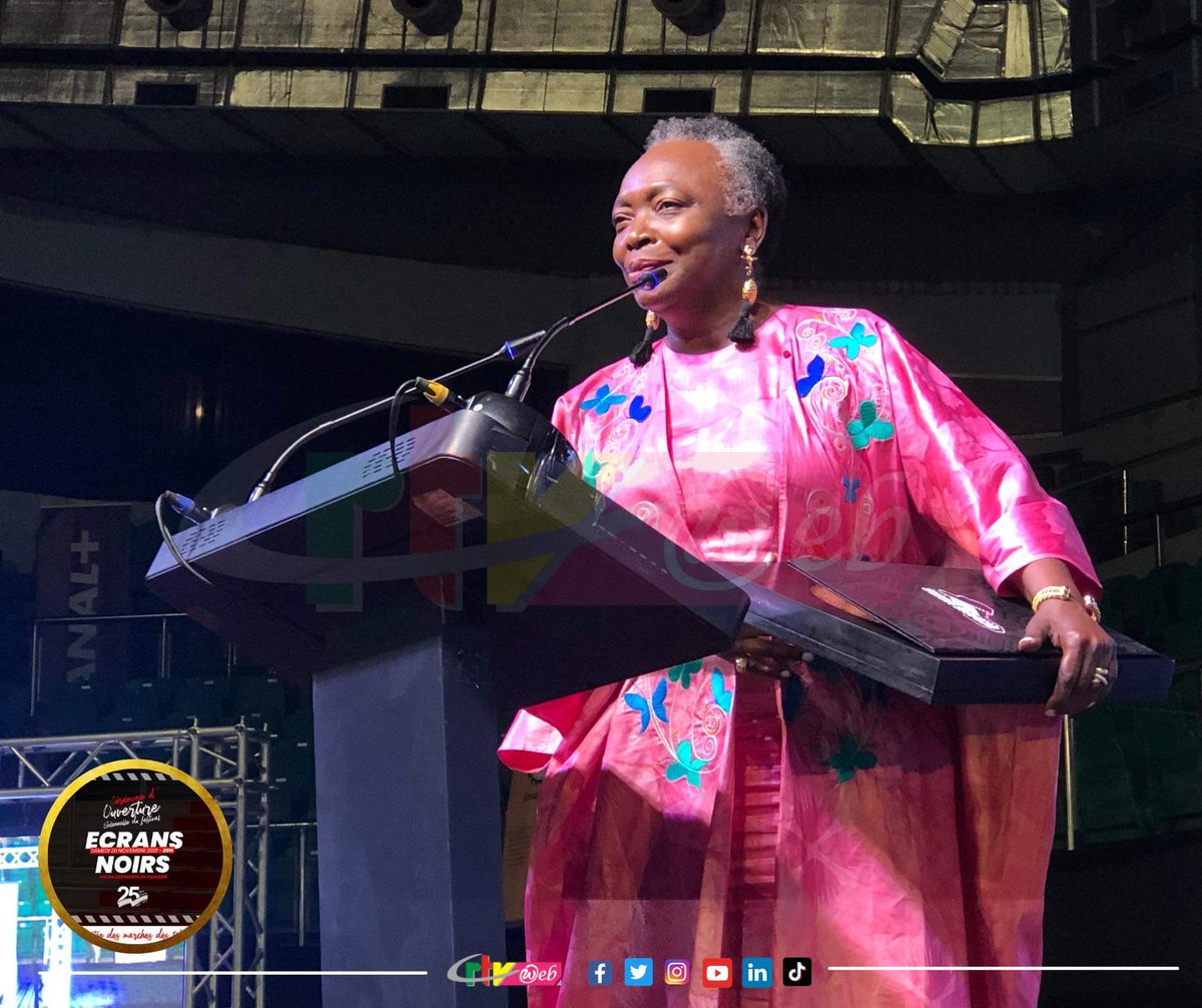 CRTV_web's tweet photo. #EcransNoirs2021
La journaliste Camerounaise Denise Epoté, Directrice de @TV5MONDEAfrique a reçu ce soir deux écrans d'honneur. Le premier pour son implication aux côtés de l'association Écrans Noirs et le 2eme au nom de TV5 qui accompagne depuis 1997, le festival @ecrans_noirs. https://t.co/p8s5XwNWk1