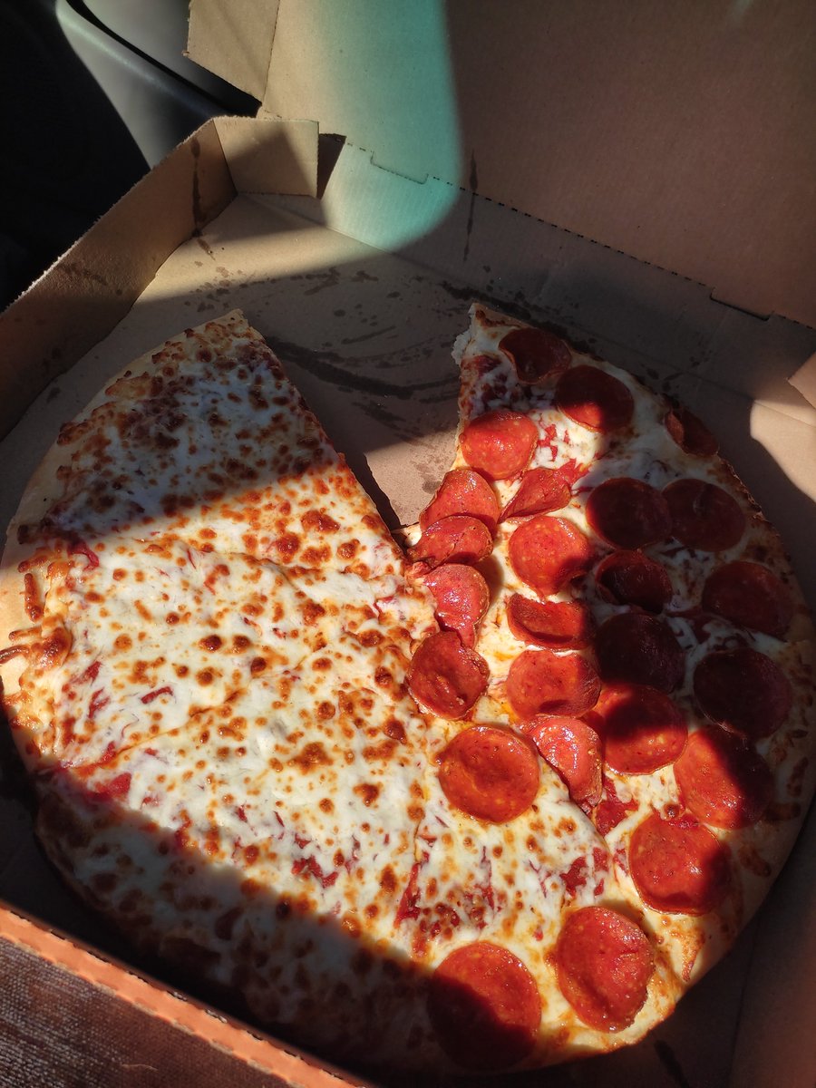 JosaphatHD's tweet photo. @littlecaesarsmx A está mamada le llamas extrapeperoni y extraqueso?
Solo distribuyeron los peperonis de distinta manera🤨 https://t.co/uyTWv64OV3