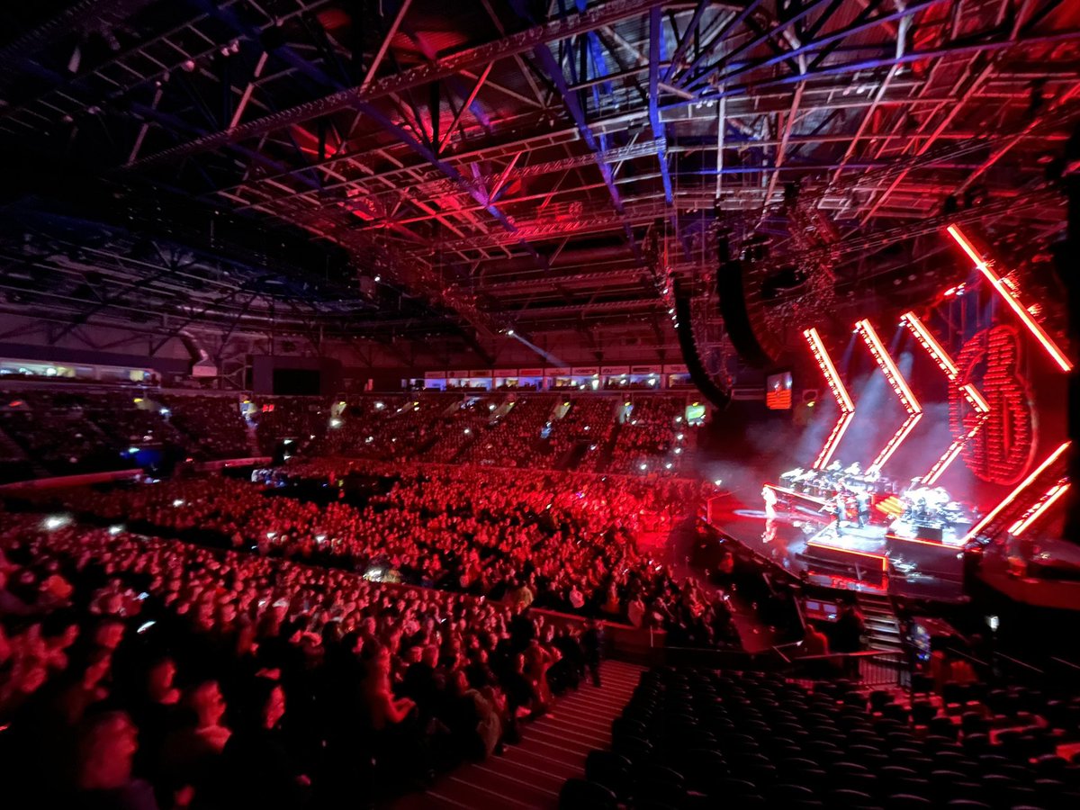 GBarlowupdates's tweet photo. Update: Gary is on stage! (Pic- @SSEBelfastArena ) - char https://t.co/uHgBd4wJrJ
