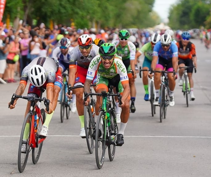 DARÍO ÁLVAREZ del SEP se quedó con la novena etapa de la #Vuelta78 en Villa Regina

#VuetaxLider