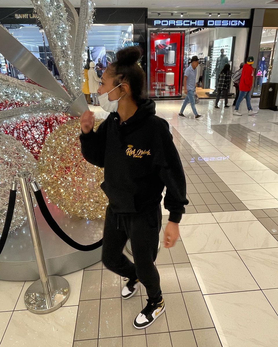 BoyfriendKilla's tweet photo. “Be rich not famous the joy of being a nobody”
Hoodie:$55
Joggers:$40
#RichNobody https://t.co/50PMAdENAe