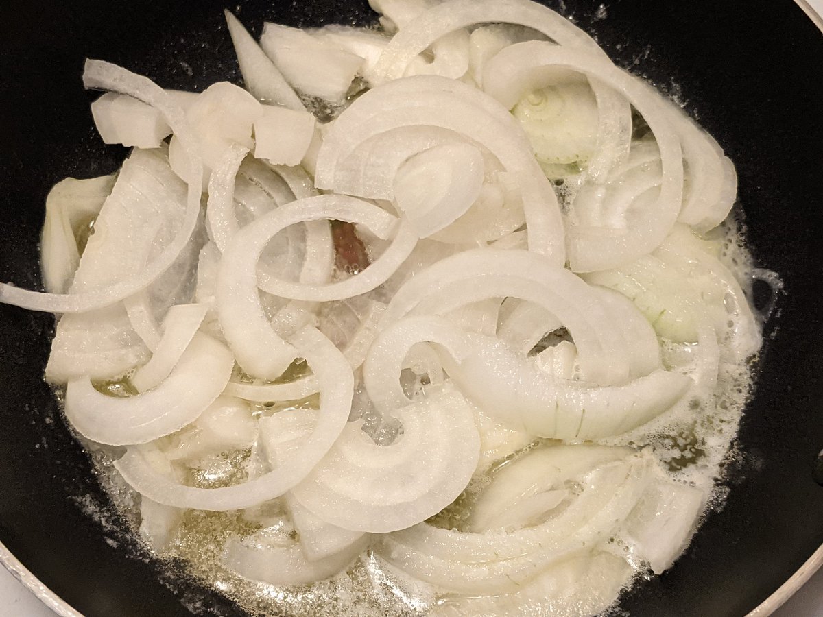 Science_gl's tweet photo. Preparing caramelized onion, by watching the Skills Ontario Cooking Show. @skillsontario #SkillsCookingShow https://t.co/Cmljn2r82A