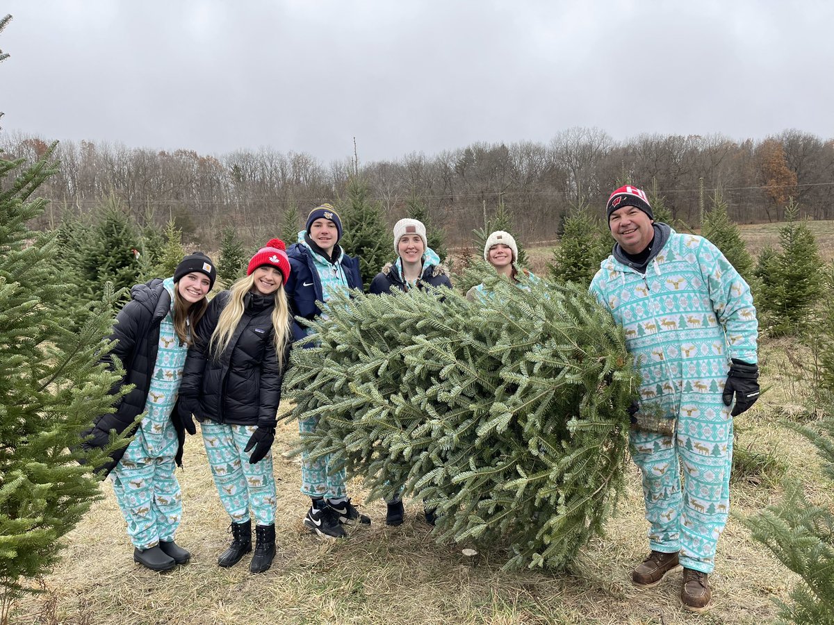 DuanedDuke's tweet photo. Annual family tree cutting dayβ€οΈππ#familytimerocks https://t.co/A2cgpjJPyC