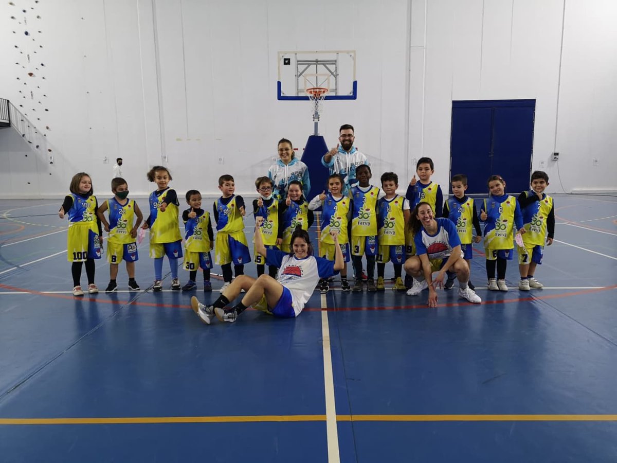 cblamojonera's tweet photo. En nuestra increíble tarde de sábado ha tenido lugar la presentación del equipo PequeBasket #Ferva.Los pequeños del club han disfrutado del Gran partido del Nacional femenino de la Mojonera, pasándoselo genial jugando un pequeño partido entre ellos en el descanso de dicho partido https://t.co/goQ7Ro9Xy6