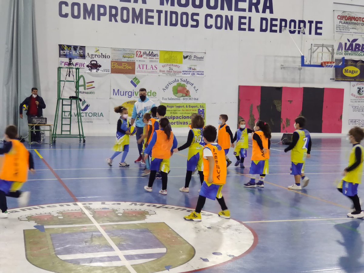 cblamojonera's tweet photo. En nuestra increíble tarde de sábado ha tenido lugar la presentación del equipo PequeBasket #Ferva.Los pequeños del club han disfrutado del Gran partido del Nacional femenino de la Mojonera, pasándoselo genial jugando un pequeño partido entre ellos en el descanso de dicho partido https://t.co/goQ7Ro9Xy6
