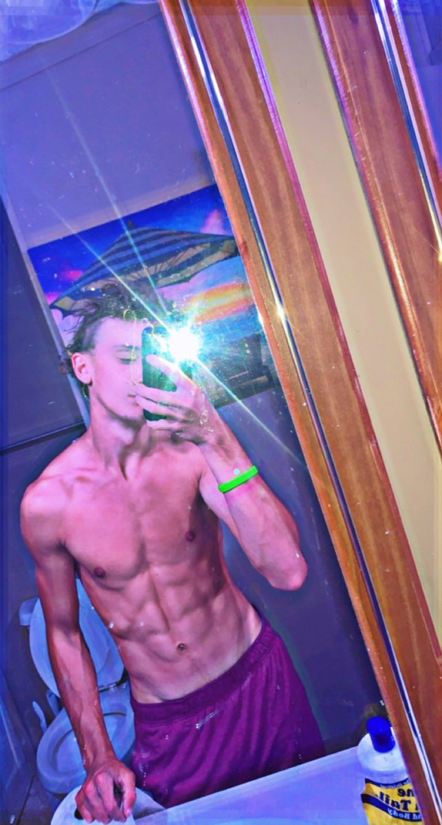 Wxsps's tweet photo. Shoutout to the girls that always told me I was to skinny lol. 1 year progress. I’m beyond happy with it too https://t.co/85uUDL9Ueh
