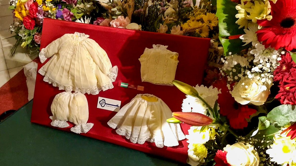 A la finalización de la Sabatina de esta noche, hemos recibido dos donaciones para la Virgen del Rocío. La Casa de Andalucía de Tarragona ha hecho entrega de un juego completo de ropa interior para el Pastorcito, que ha sido confeccionado por nuestro hermano, José Manuel Vega.