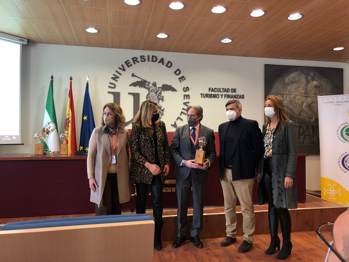 La <a href="/unisevilla/">Universidad de Sevilla</a> en su Cátedra de Turismo Inteligente apoyada por la Consejería de <a href="/TurismoAND/">Consejería de Turismo y Andalucía Exterior</a>, nos ha otorgado el premio  Smart Tourism University Awards, reconocimiento por contribuir a la promoción y difusión de la actividad profesional sobre Turismo  Inteligente. Todo Un Honor