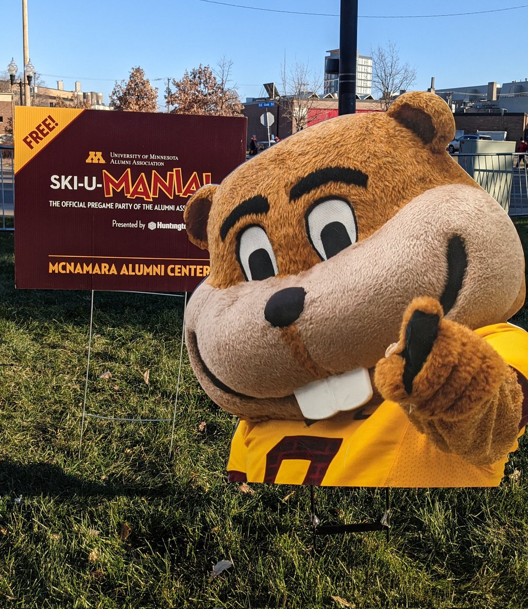 UMNAlumni's tweet photo. Thank you to all Gopher fans and #UMNalumni for the phenomenal #SkiUMania season @McNamaraEvents! It was soo much fun!! #GoGophers and we we see you all again next year! #GetTheAxe #GopherGameDay https://t.co/mONZnBUfwl