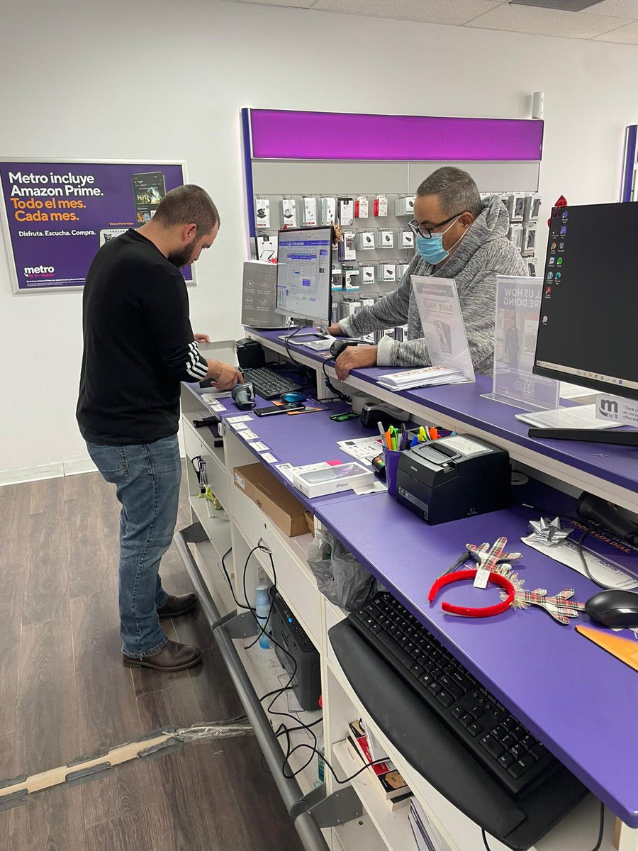 UsaCellular's tweet image. Great Saturday in El Paso! Cellular USA ready for another great day! Together everyone achieves more🙏💥@Ali_Mehdi4 @tripanuj @JohnnellRoberts 💪@NRobles23